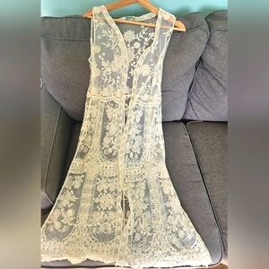 Chic Lace Vest in Cream